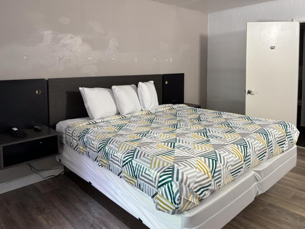 King Room - Disability Access - Non-Smoking interior